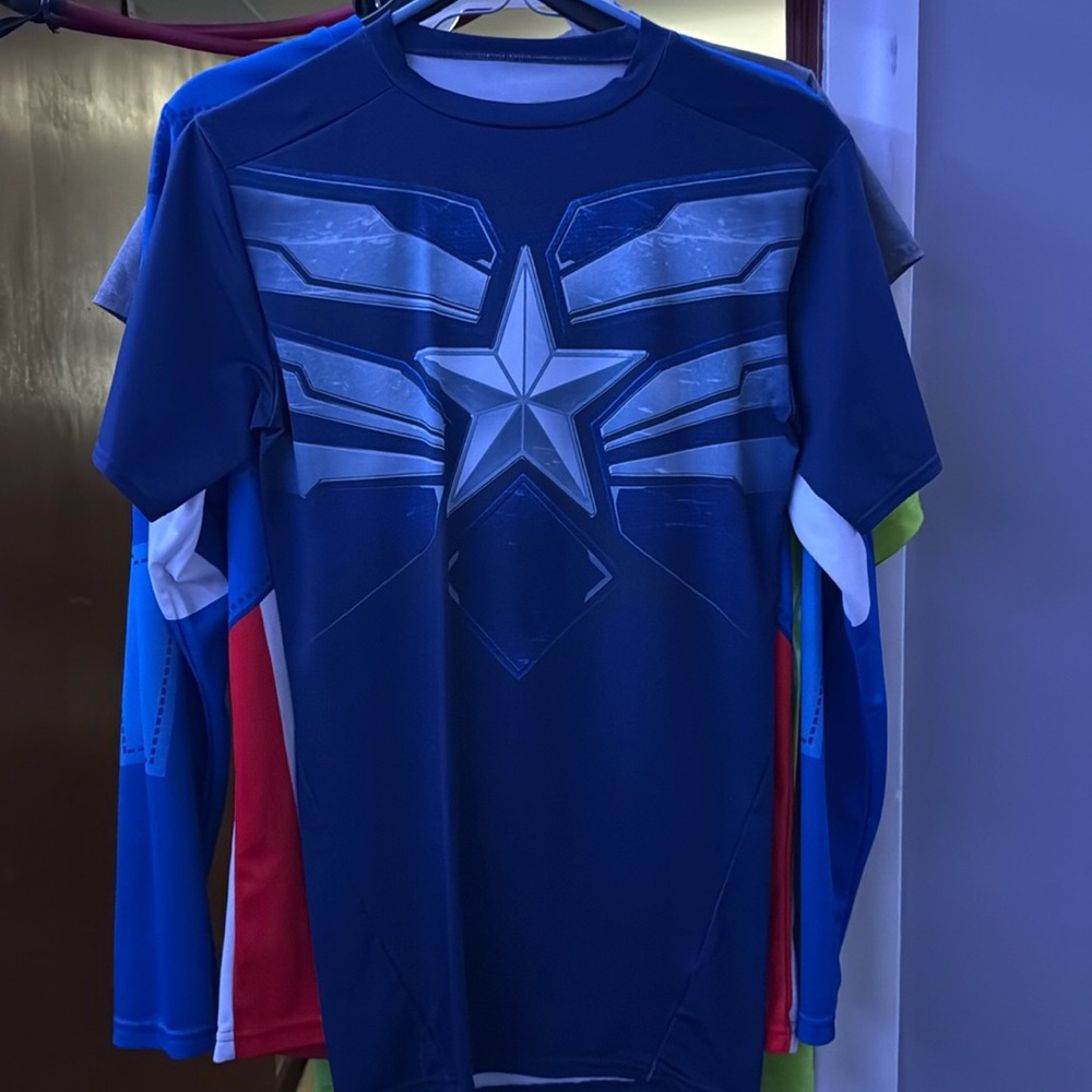 UNDERARMOUR CAPTAIN AMERICA COMPRESSION SHIRT - SIZE MEDIUM